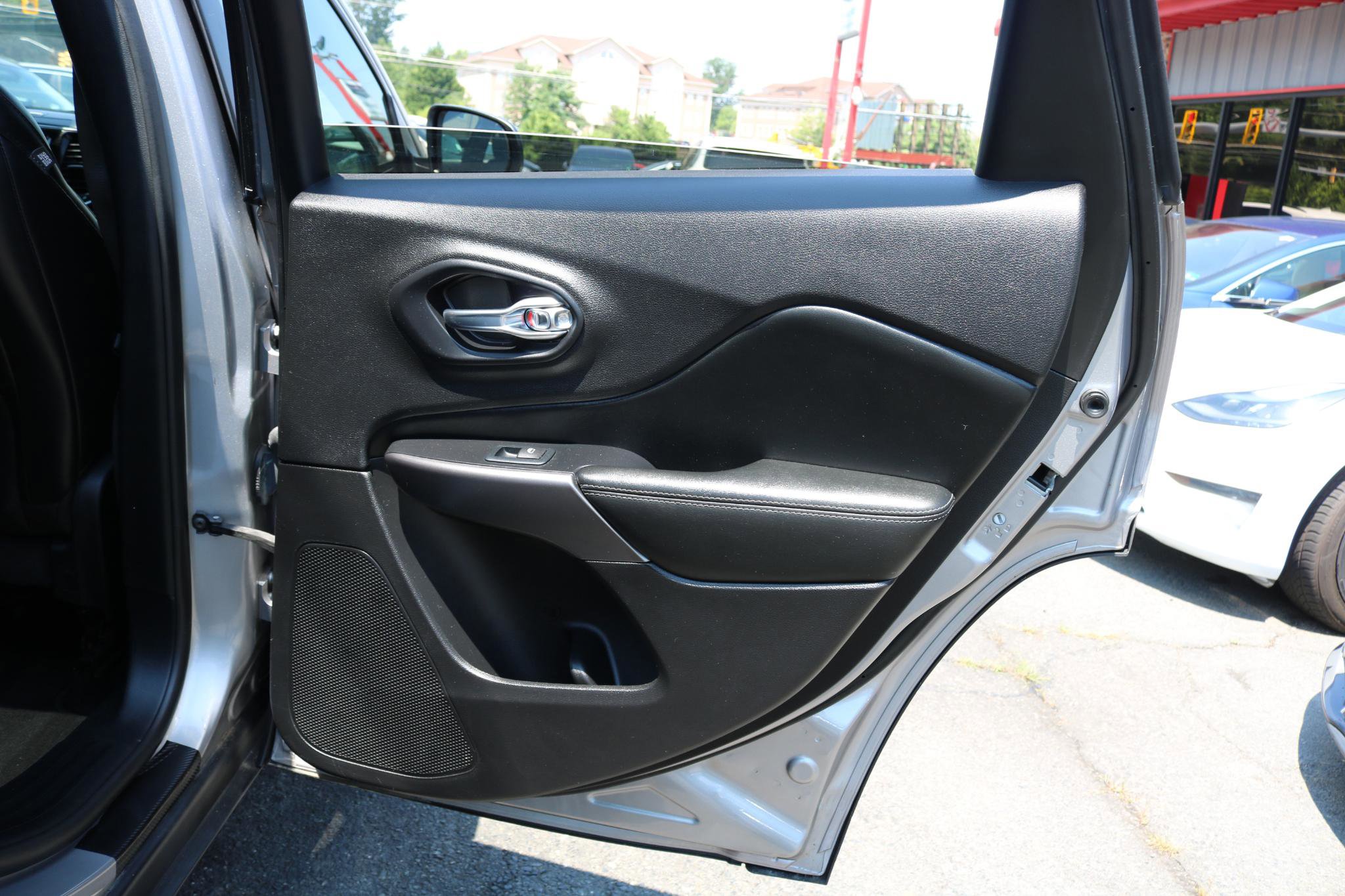 Used 2020 Jeep Cherokee Limited image 48