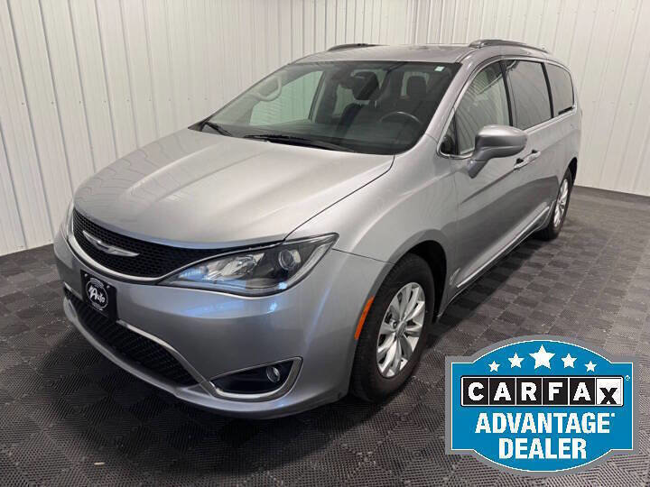 Used 2018 Chrysler Pacifica Touring-L FWD image 1