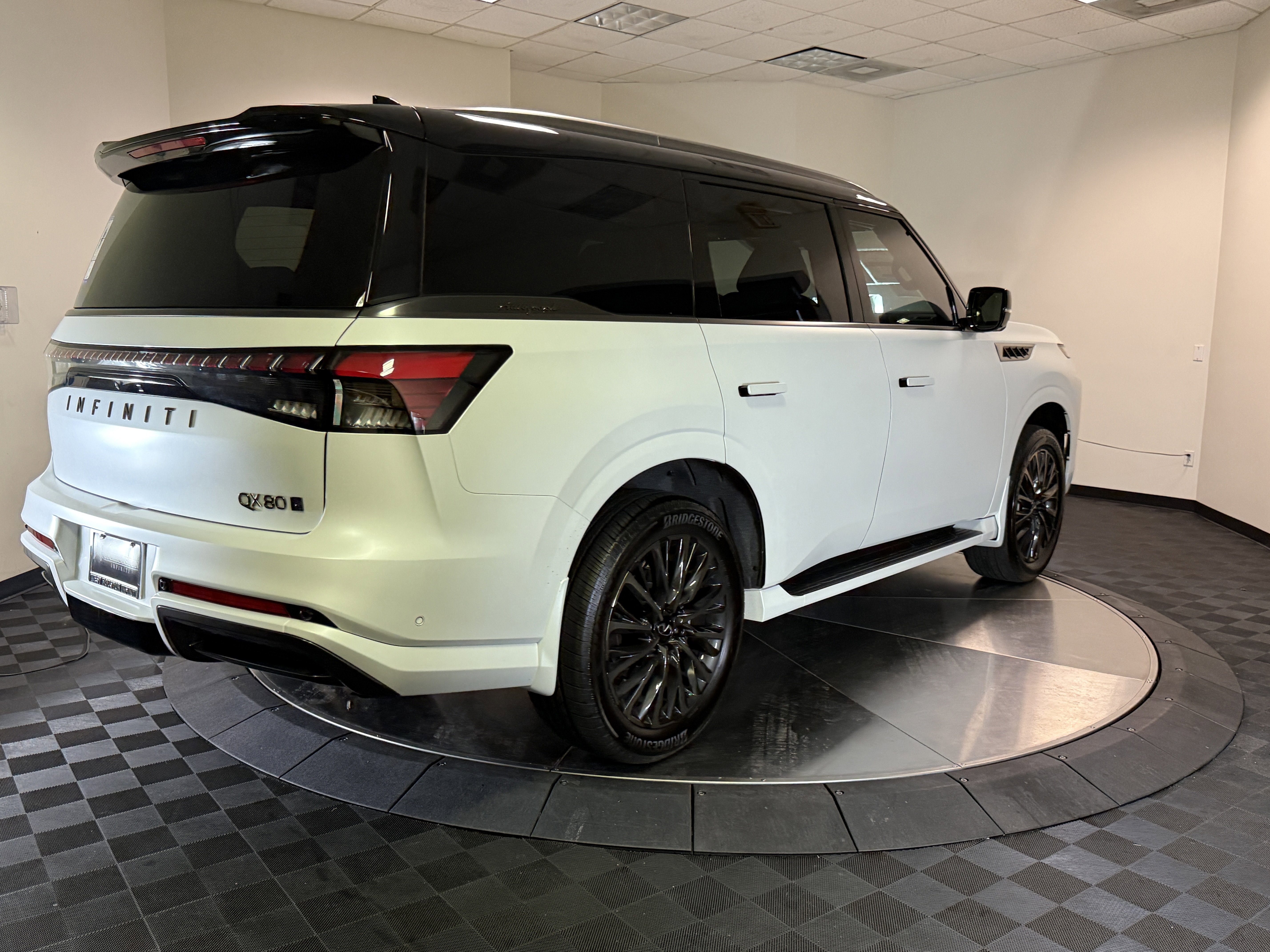 New 2026 INFINITI QX80 Autograph w/ Premium Cargo Package image 8