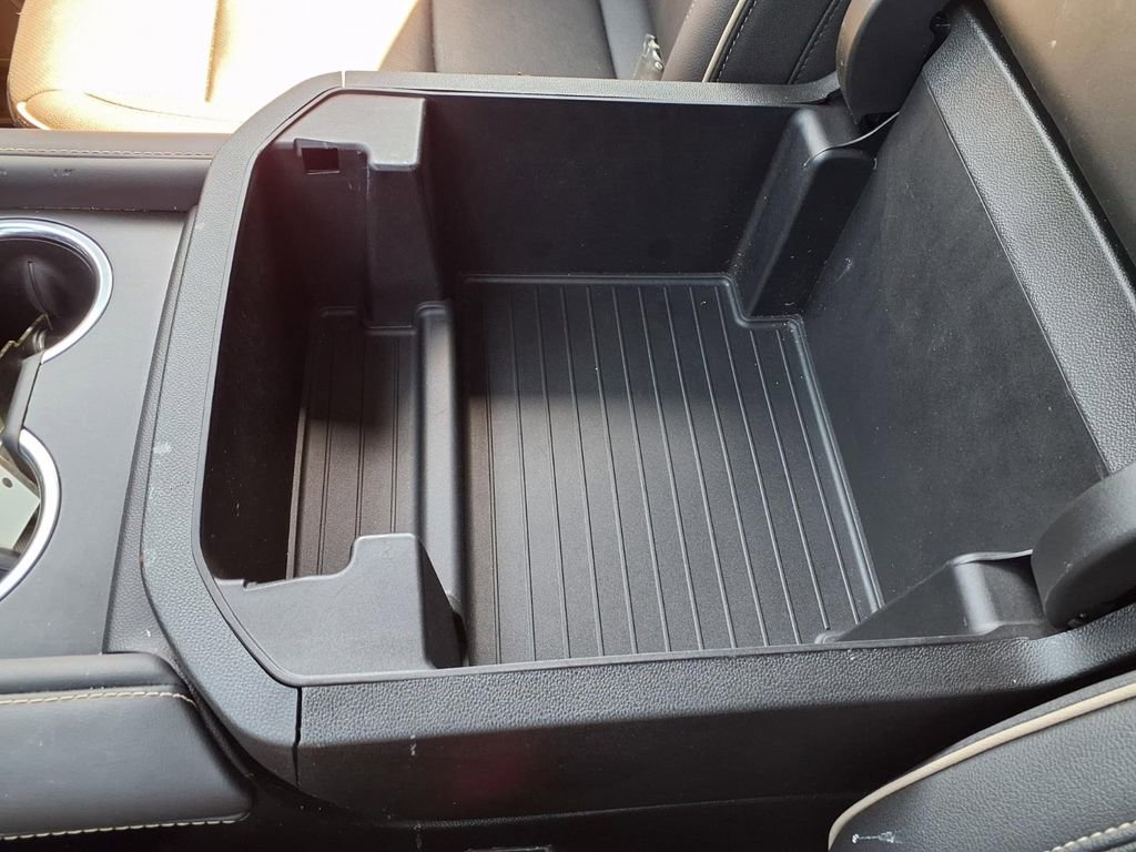 Used 2023 GMC Yukon XL SLT w/ SLT Premium Package image 11