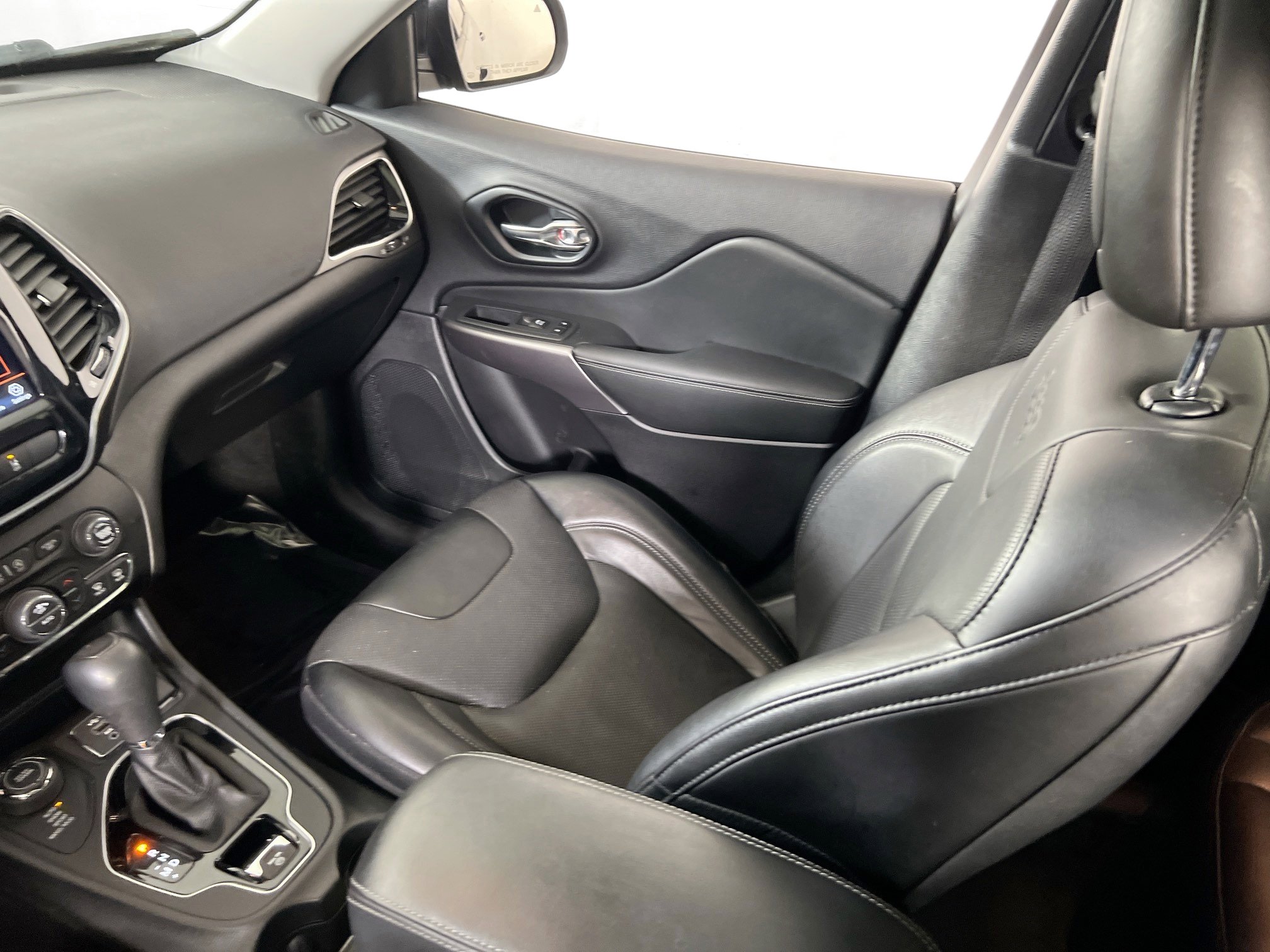 Used 2022 Jeep Cherokee Limited image 23