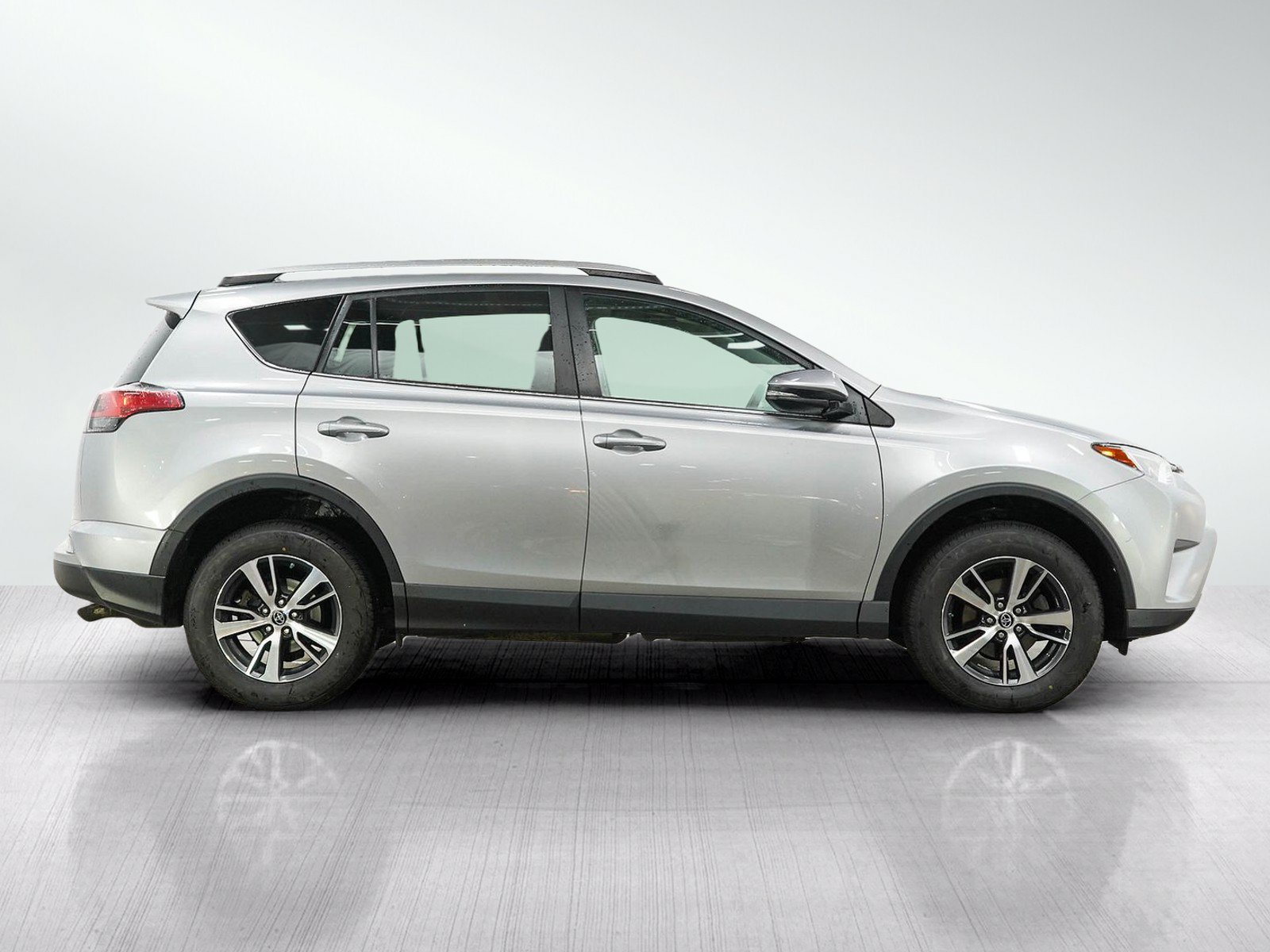 Used 2016 Toyota RAV4 XLE AWD/4WD image 6