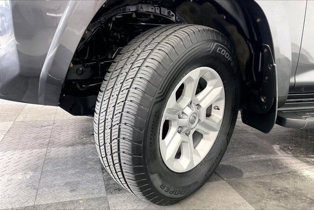 Used 2016 Toyota 4Runner SR5 AWD/4WD image 33