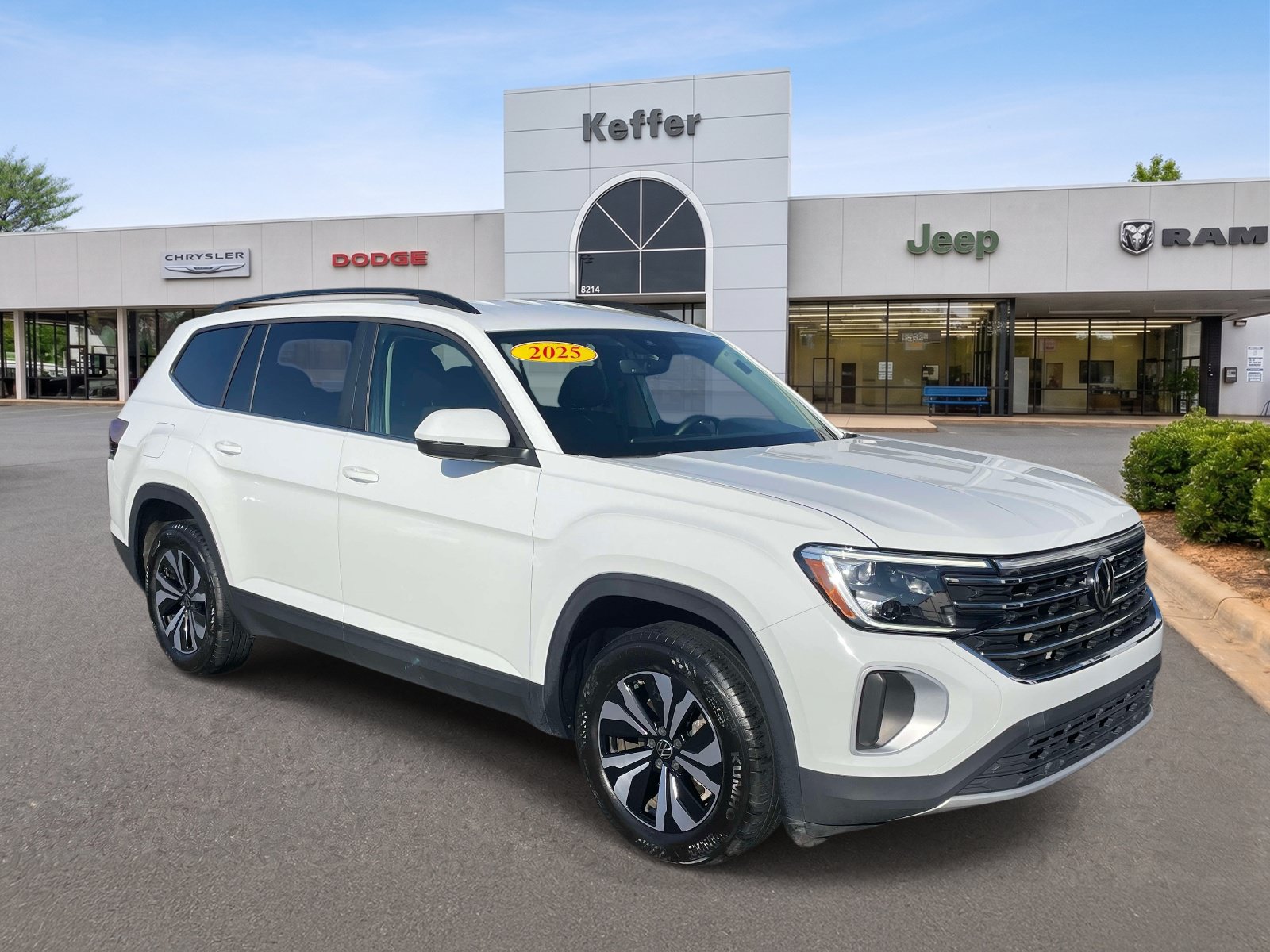 Used 2025 Volkswagen Atlas SE FWD image 2