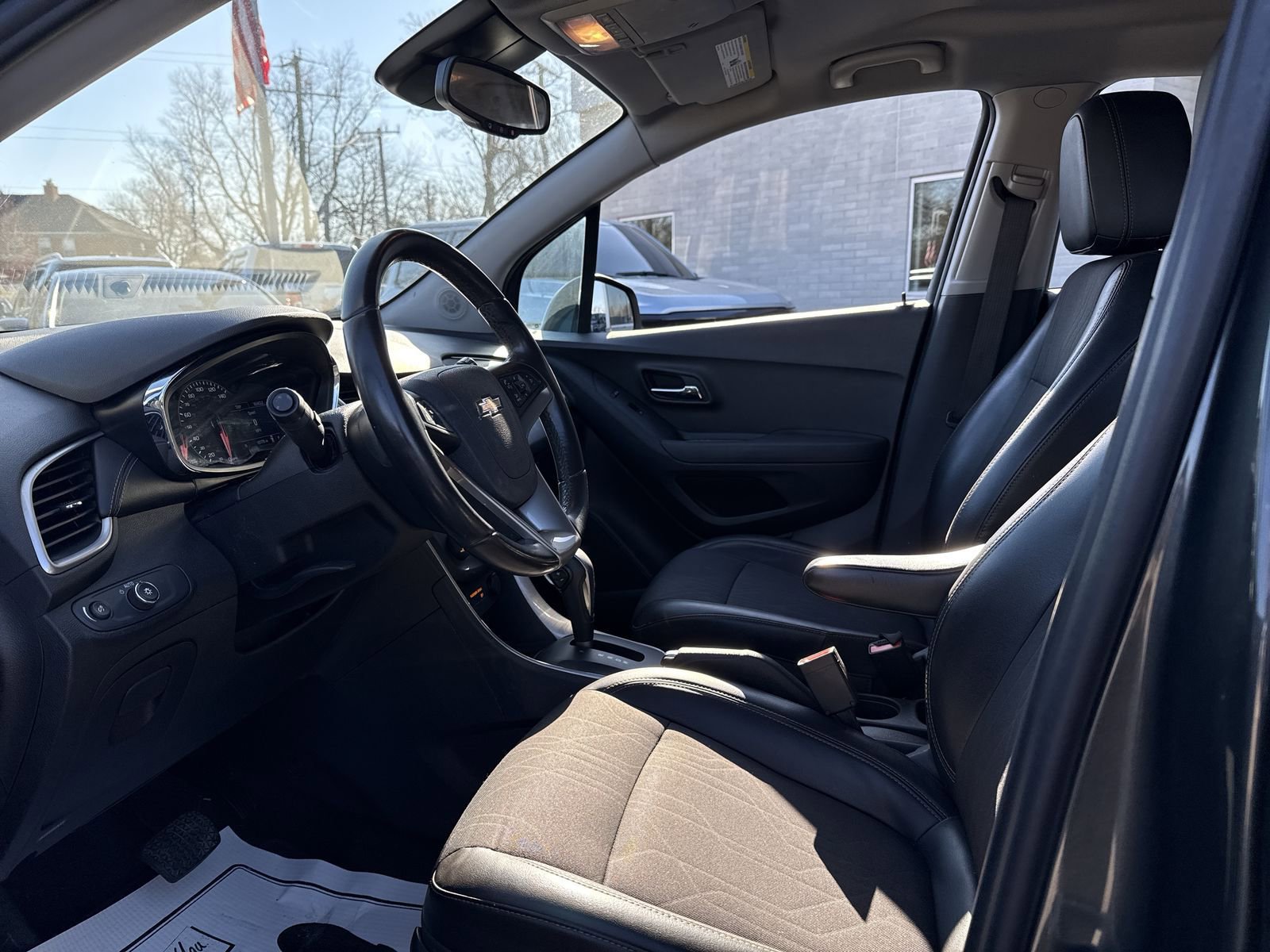 Used 2020 Chevrolet Trax LT w/ LT Convenience Package FWD image 14