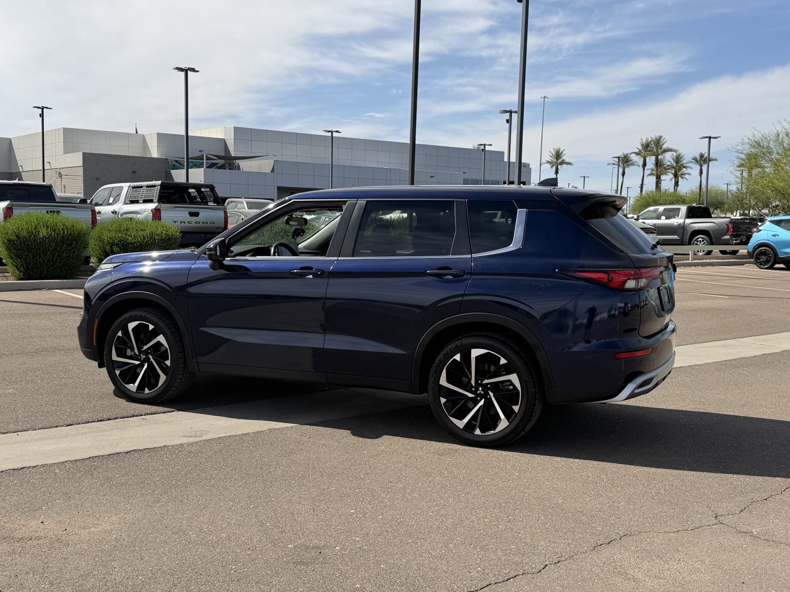 Used 2024 Mitsubishi Outlander SE AWD/4WD image 3