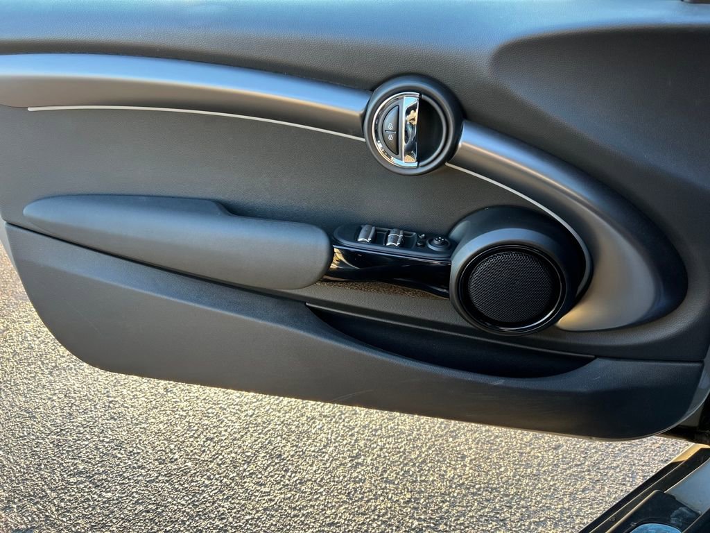 Used 2023 MINI Cooper Classic w/ Signature Upholstery Package image 15