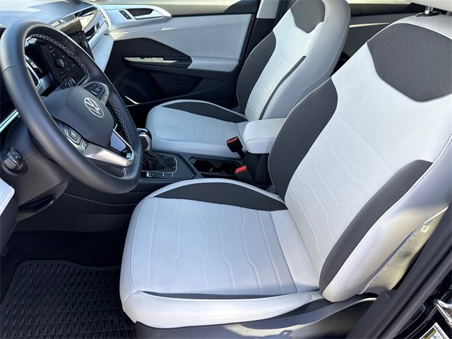 Used 2025 Volkswagen Taos SE image 29