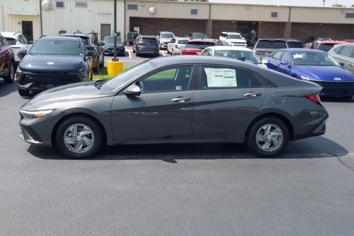 New 2026 Hyundai Elantra SE FWD image 8