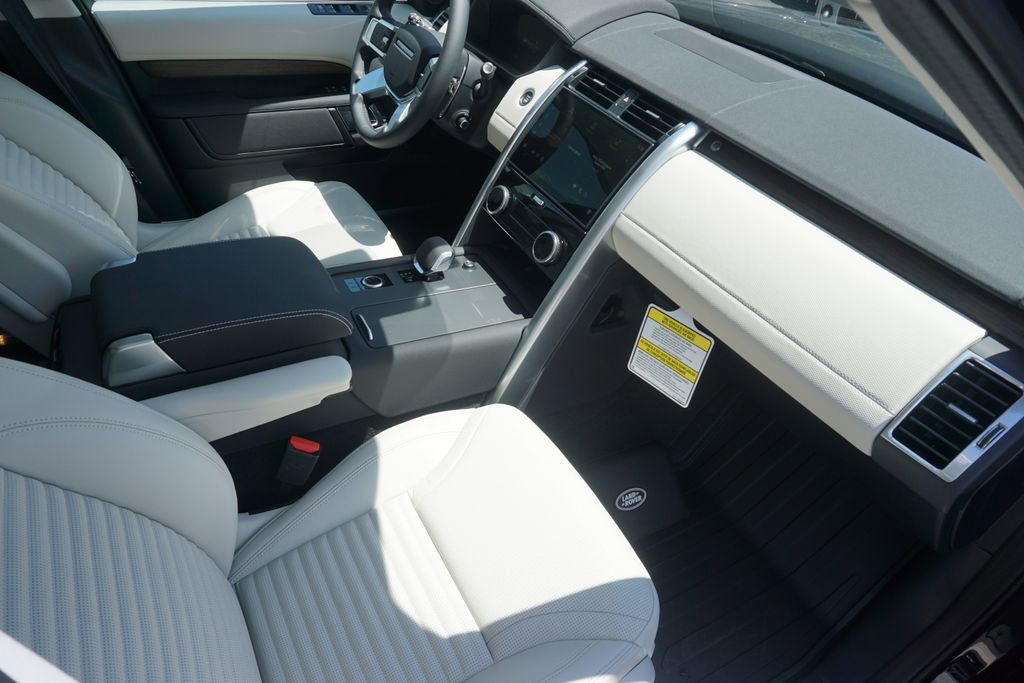New 2025 Land Rover Discovery Dynamic SE image 22