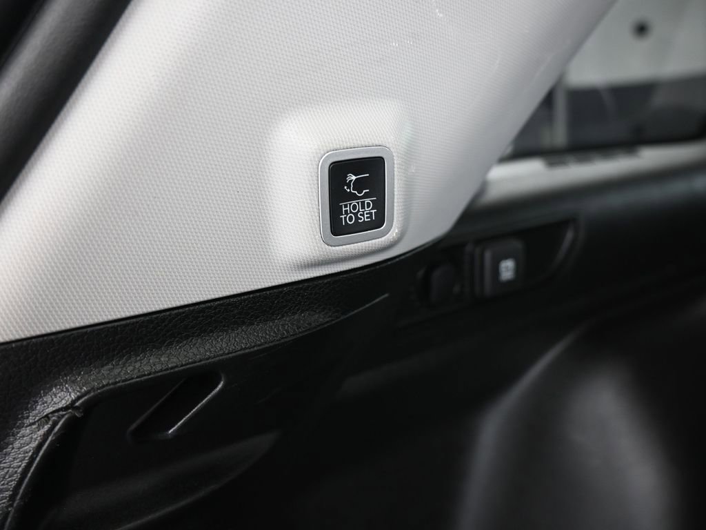 Used 2023 Jeep Grand Cherokee Limited w/ Black Appearance Package image 43