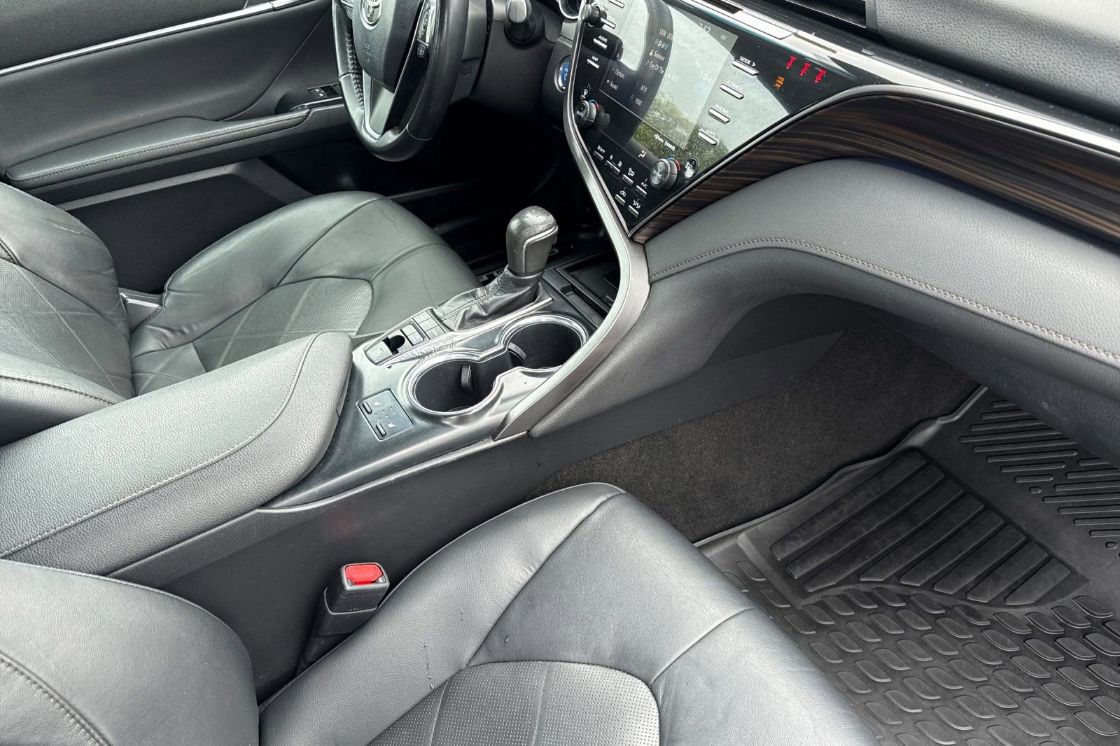 Used 2019 Toyota Camry XLE FWD image 18
