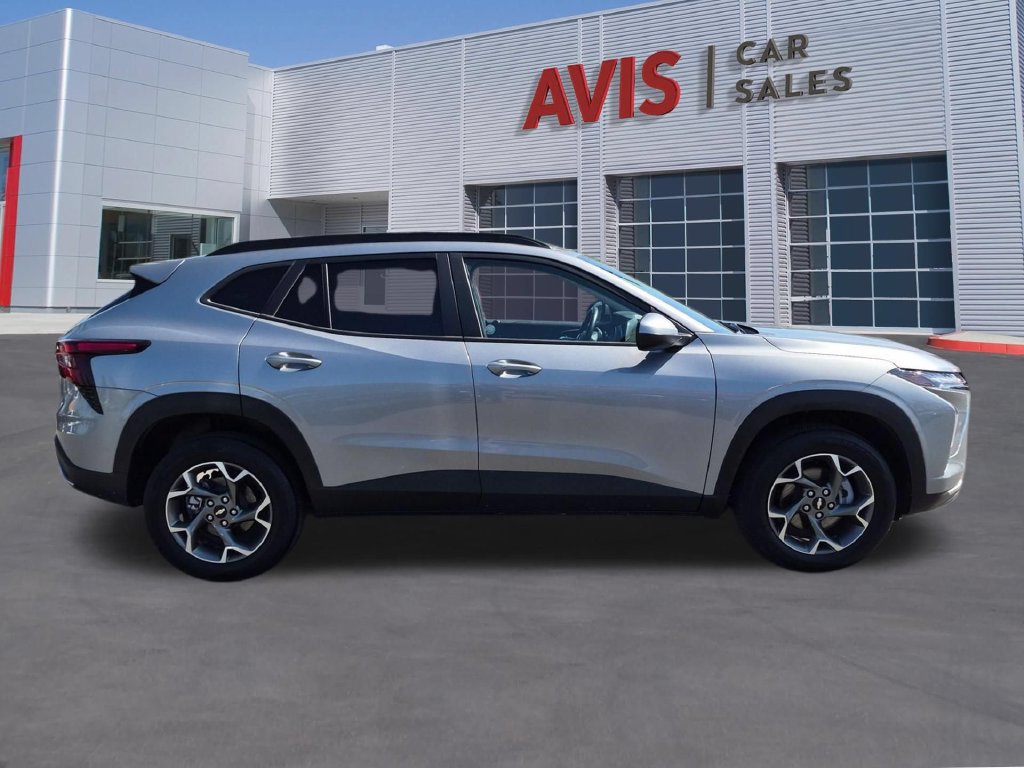 Used 2025 Chevrolet Trax LT FWD image 5