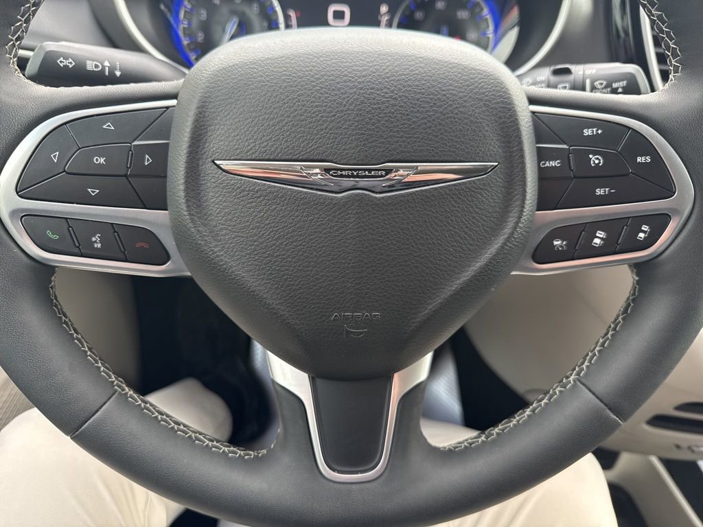 Used 2024 Chrysler Pacifica Touring-L image 14