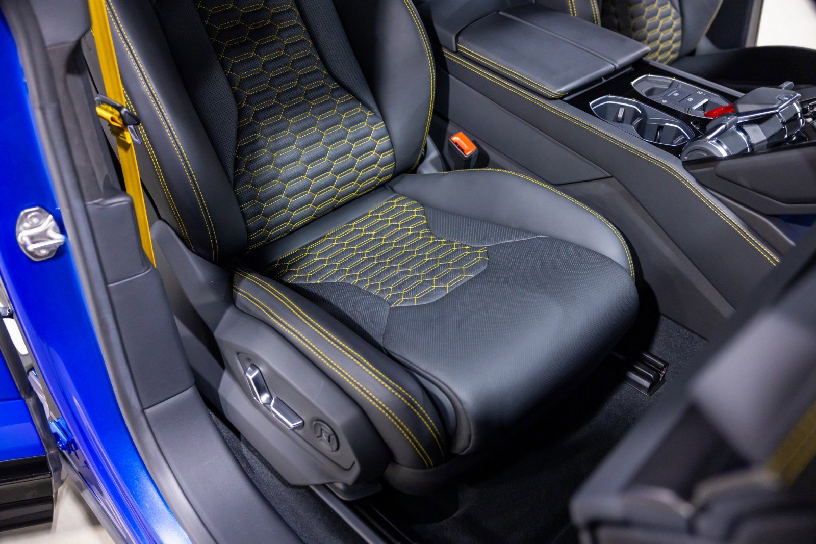 Used 2022 Lamborghini Urus AWD/4WD image 31