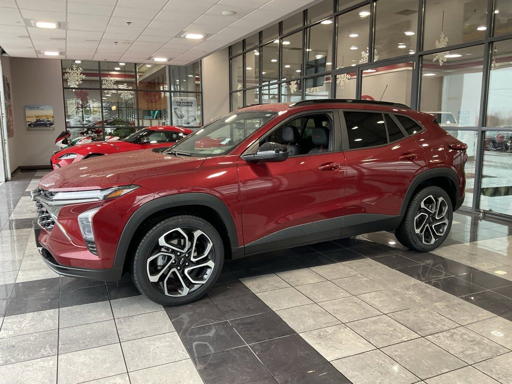 Used 2025 Chevrolet Trax RS w/ Sunroof Package image 3