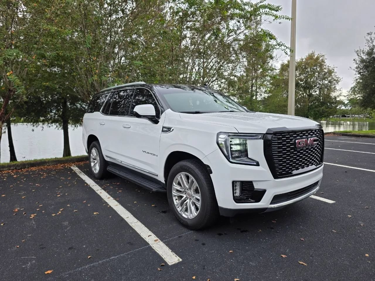 Used 2023 GMC Yukon SLT RWD image 2