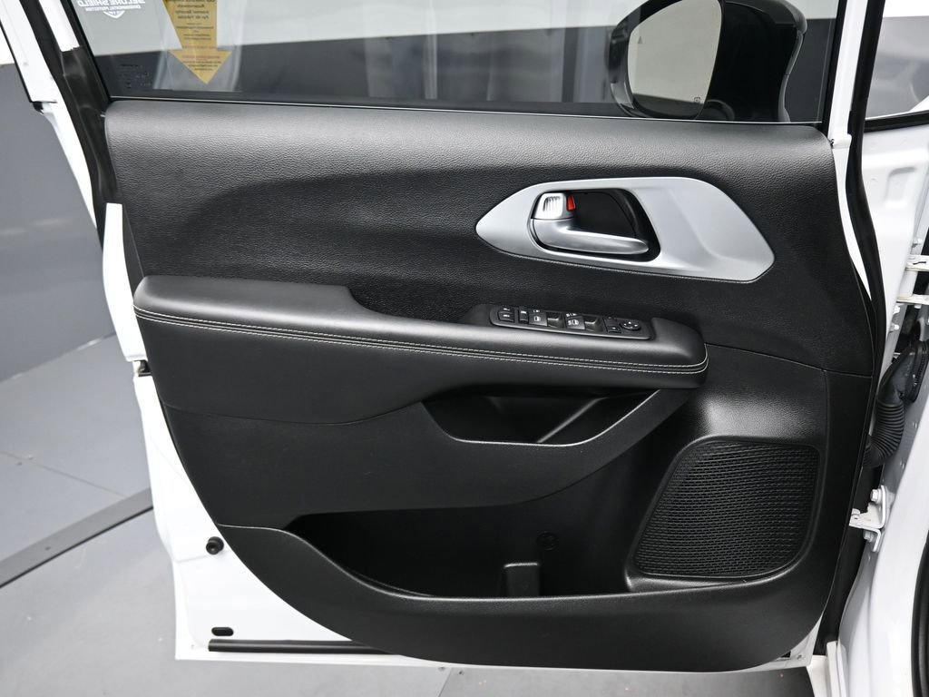 Used 2024 Chrysler Pacifica Touring image 9