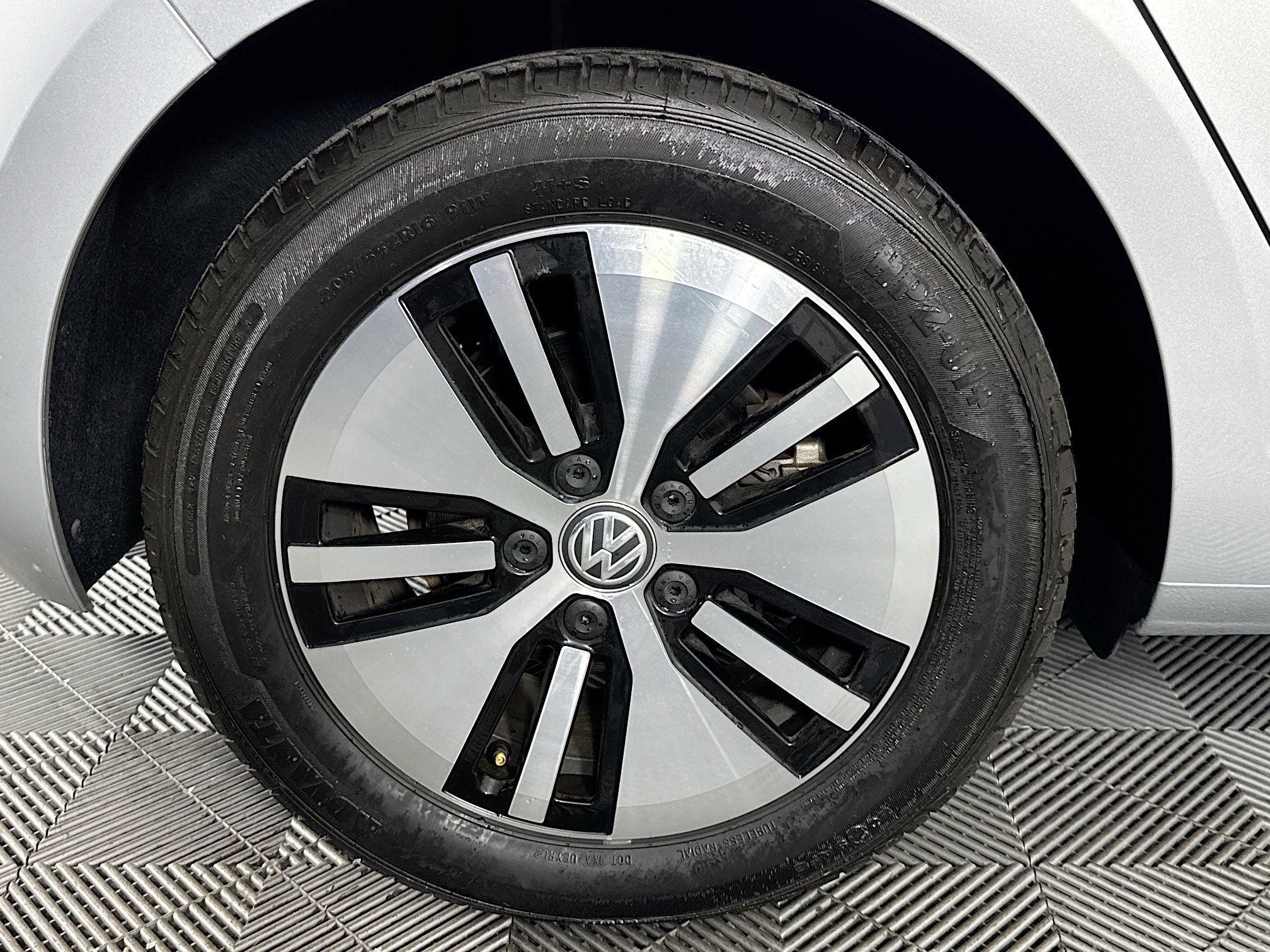 Used 2016 Volkswagen e-Golf SE w/ DC Fast Charging Package image 30