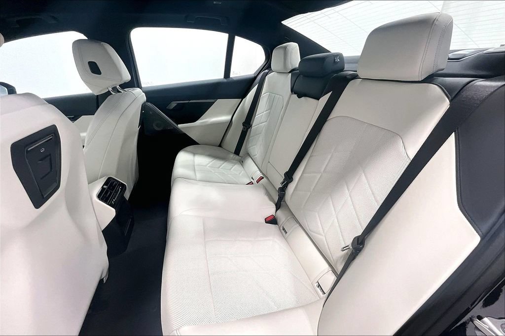 New 2026 BMW 550e xDrive AWD/4WD image 18