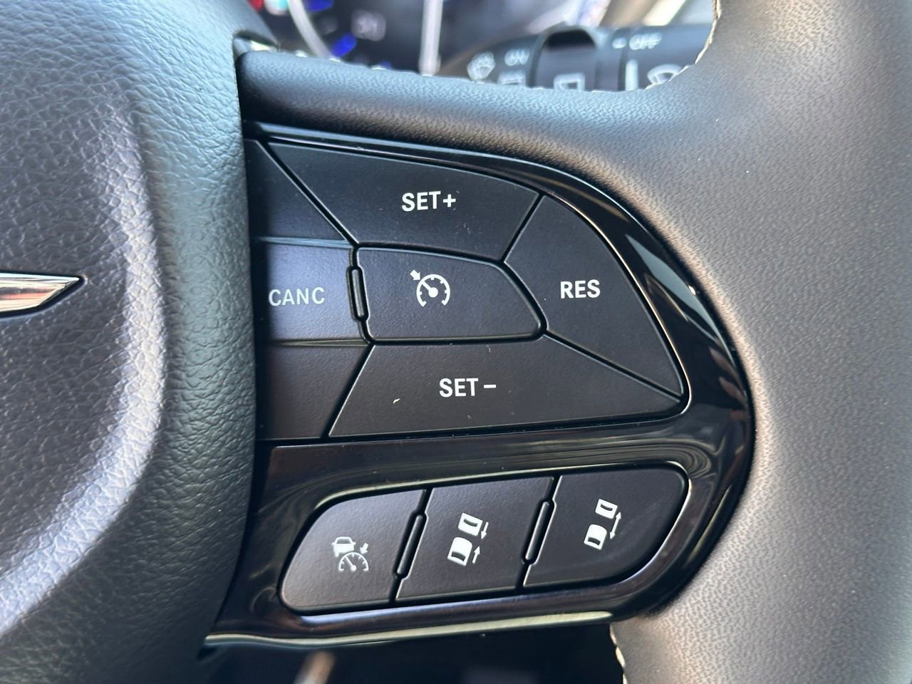 Used 2025 Chrysler Pacifica Limited image 35