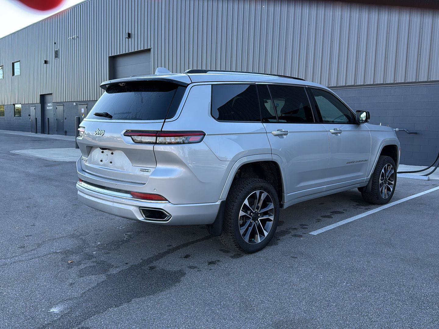 Used 2022 Jeep Grand Cherokee L Overland w/ Advanced Protech Group III AWD/4WD image 3