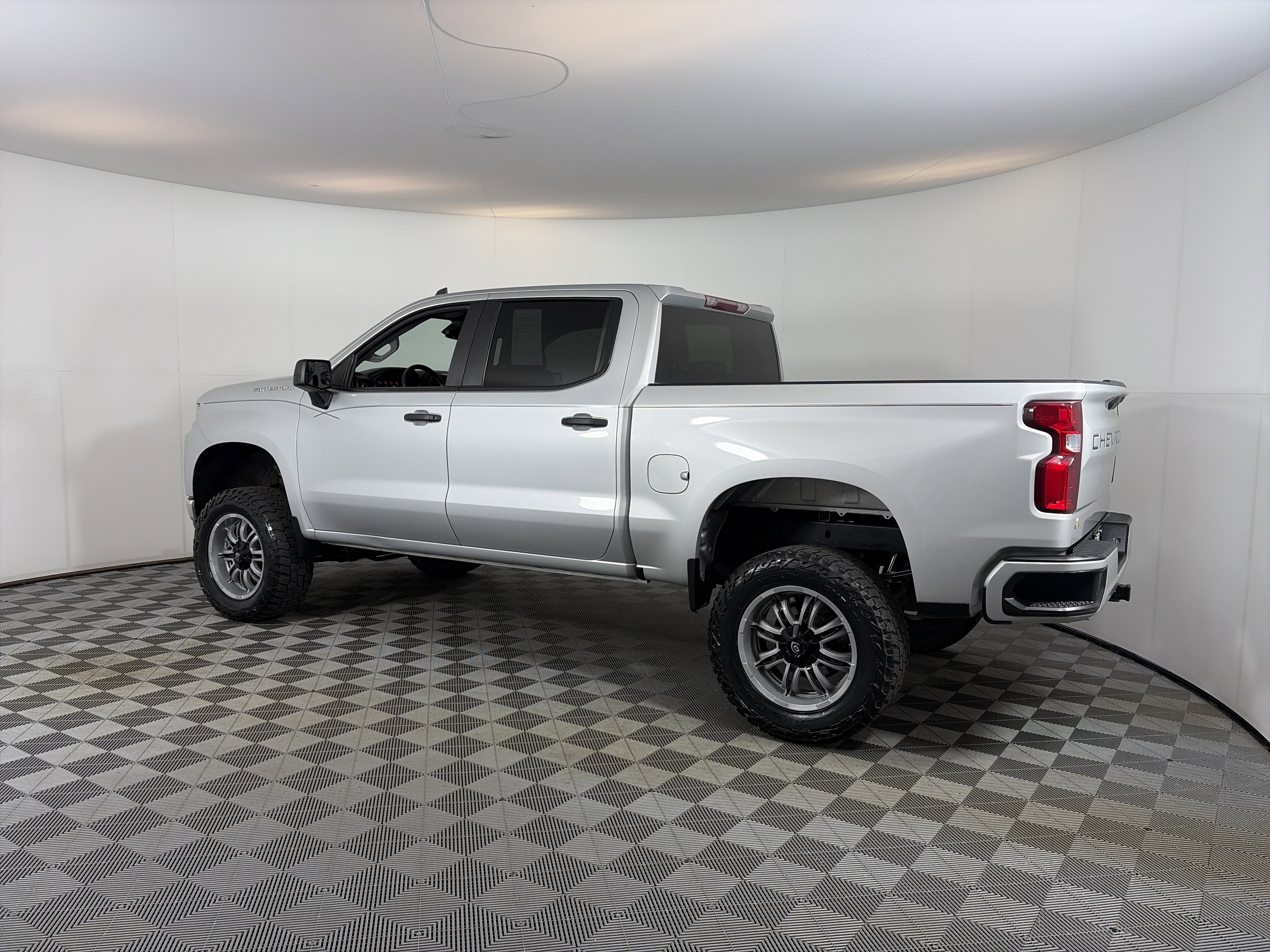 Used 2020 Chevrolet Silverado 1500 Custom w/ Custom Value Package AWD/4WD image 8