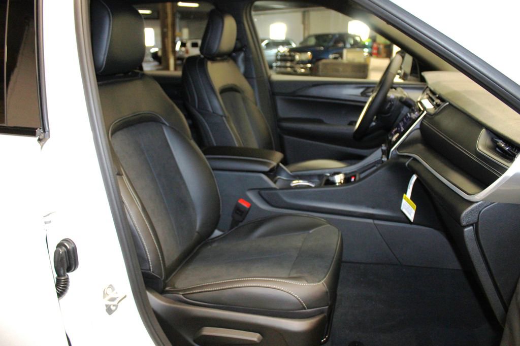 New 2025 Jeep Grand Cherokee Laredo image 29