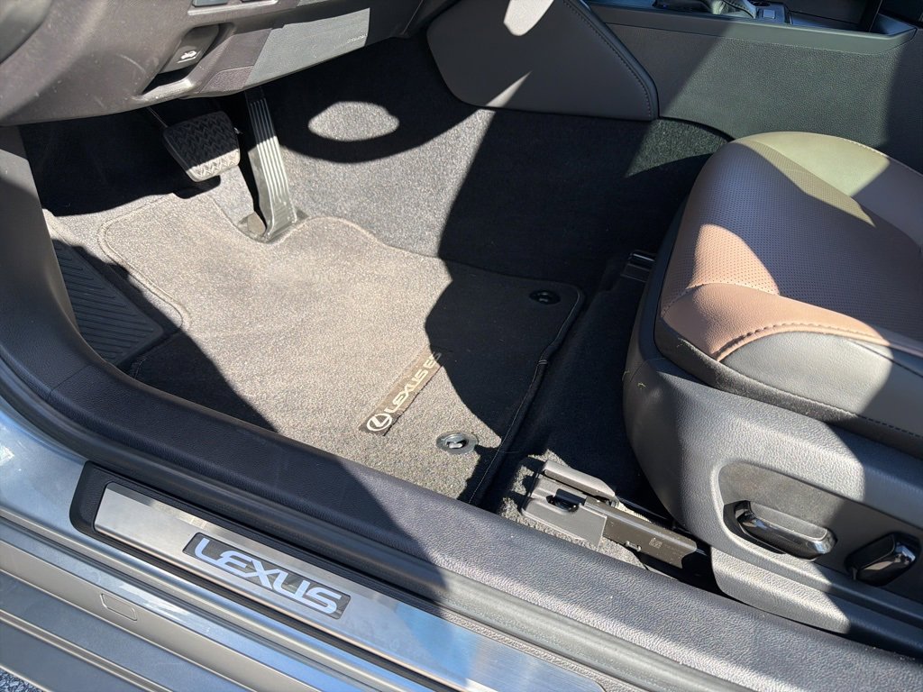 Used 2024 Lexus ES 350 w/ Premium Package image 16