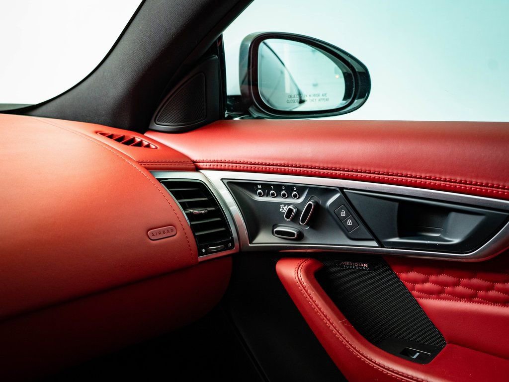Used 2022 Jaguar F-TYPE R image 33