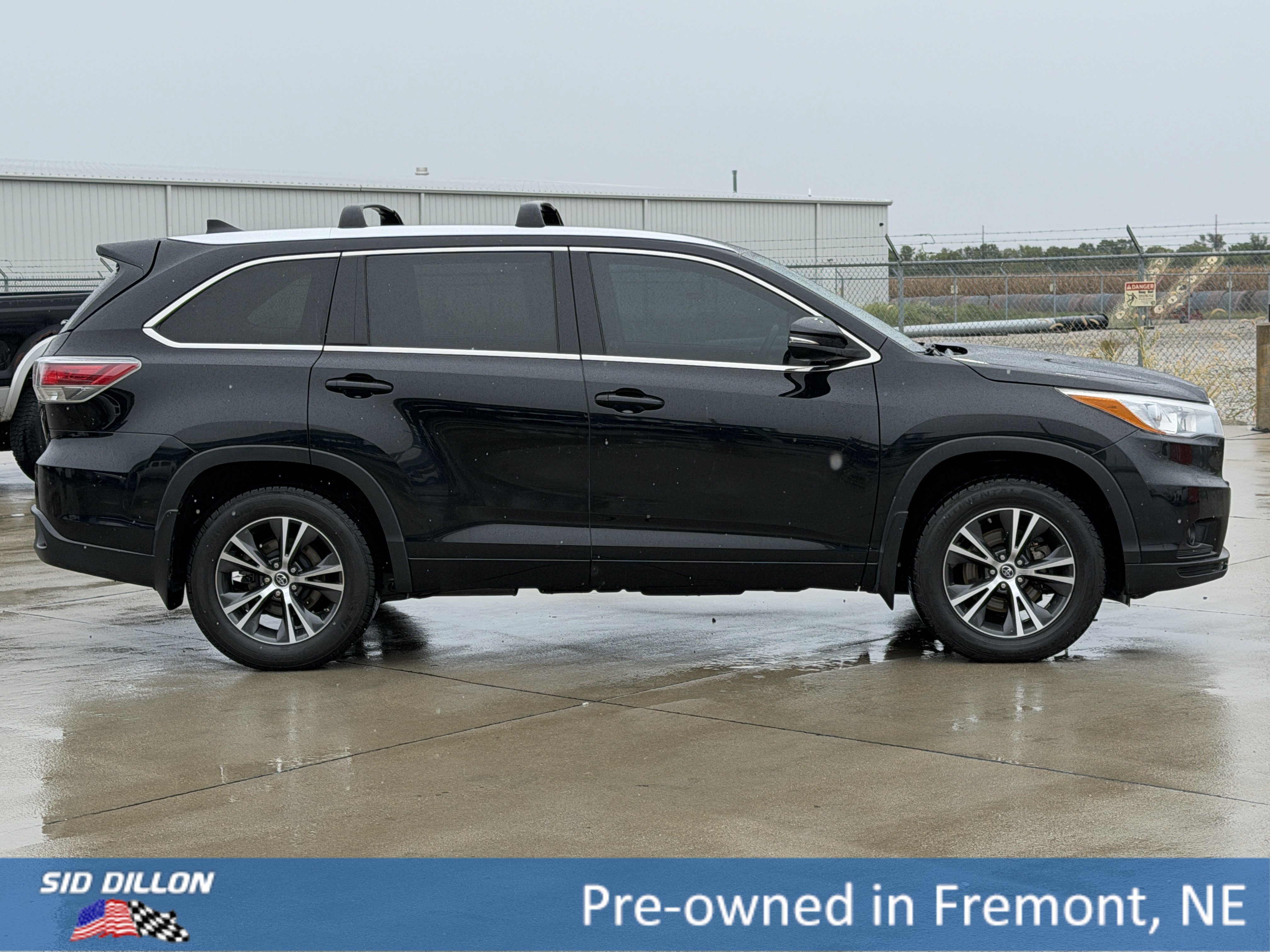 Used 2016 Toyota Highlander XLE AWD/4WD image 3