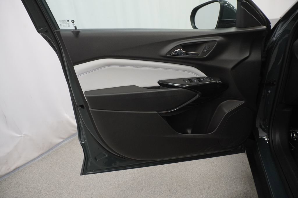 Used 2025 Chevrolet Trax LT w/ LT Convenience Package FWD image 40