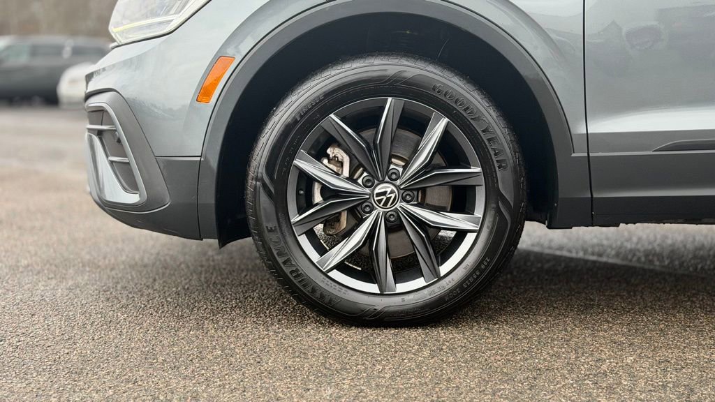 Used 2023 Volkswagen Tiguan SE image 2