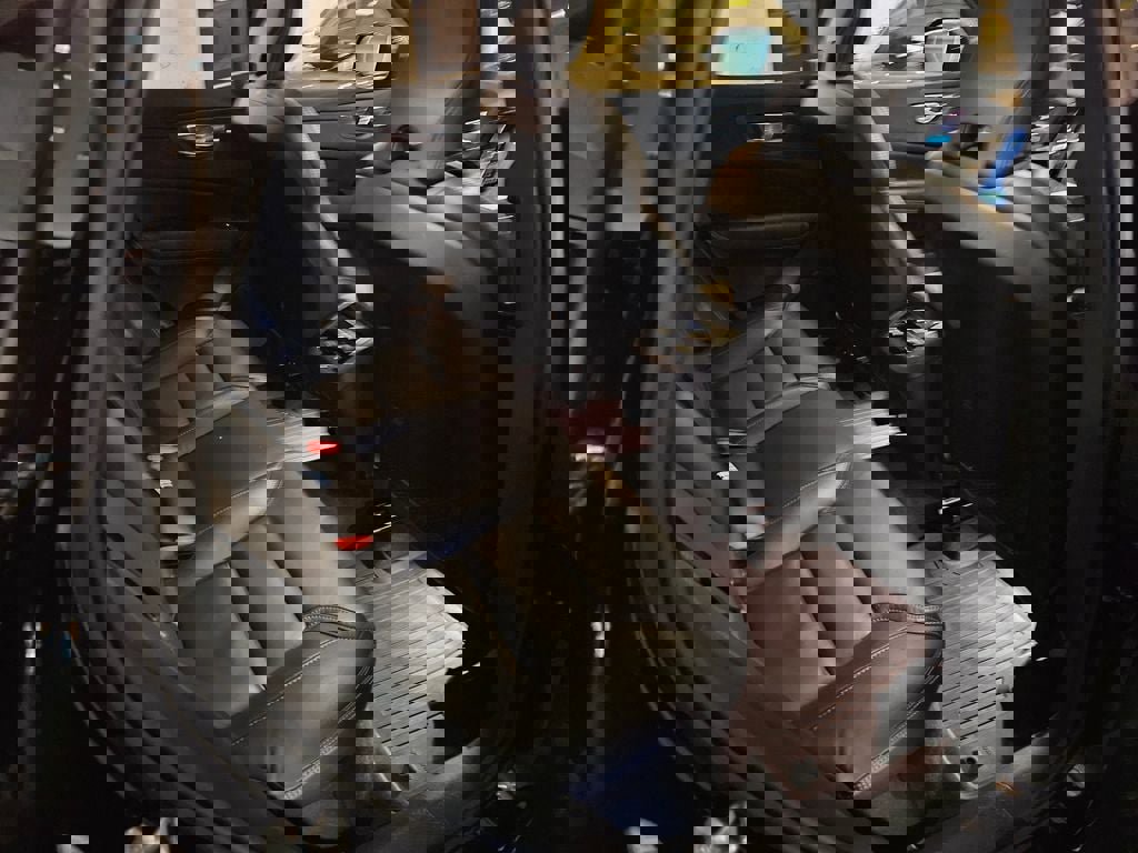 Certified 2025 Volvo XC60 B5 Ultra image 9