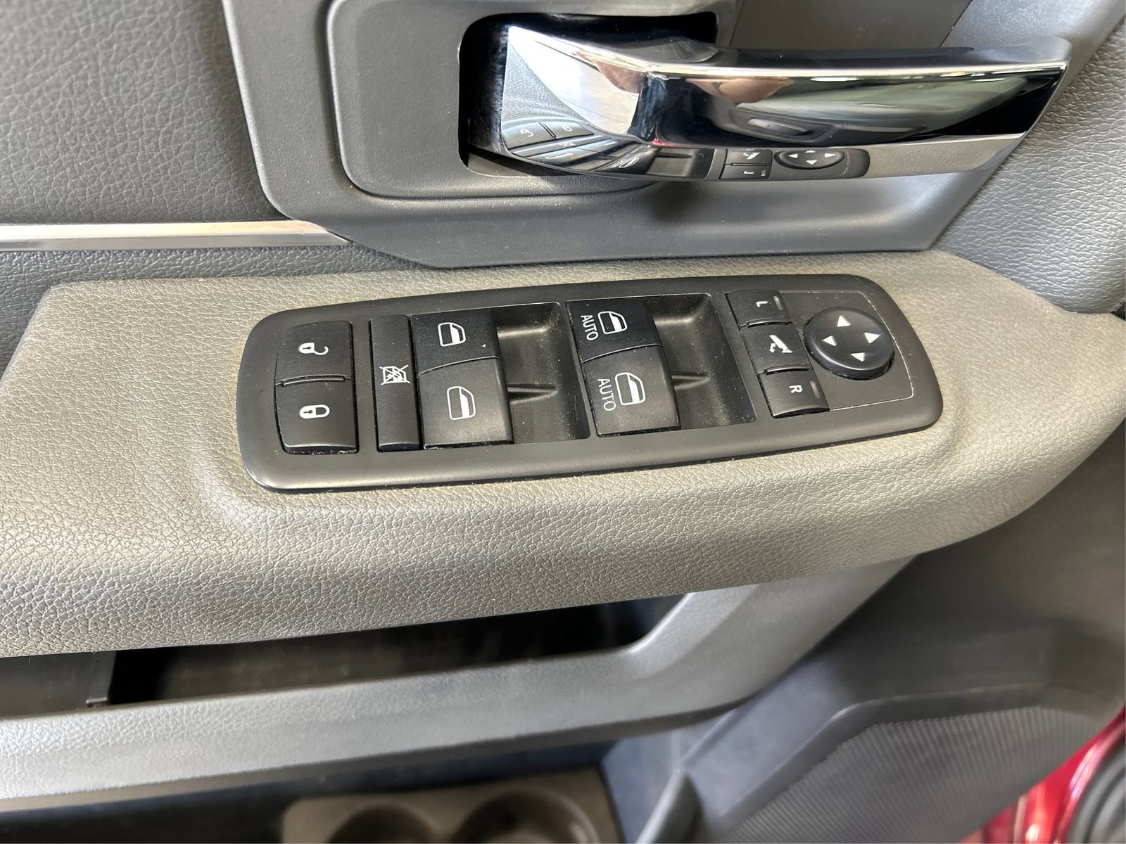 Used 2019 RAM 1500 Classic SLT w/ SLT Plus D←cor Group AWD/4WD image 30