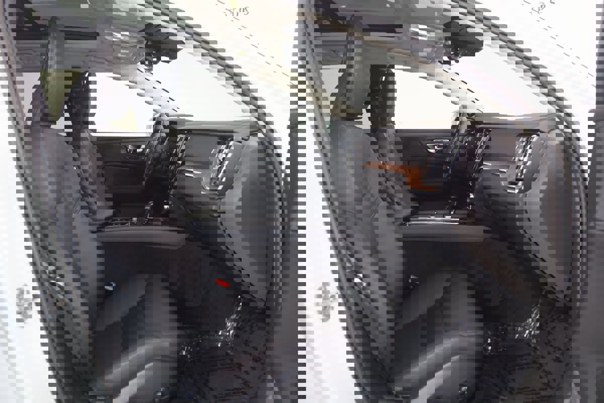 Used 2024 Volvo V60 B5 Cross Country Plus image 13