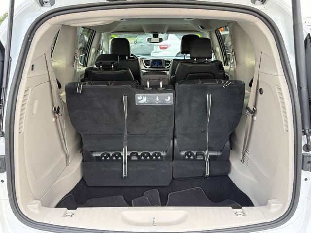 Used 2019 Chrysler Pacifica Touring-L FWD image 15