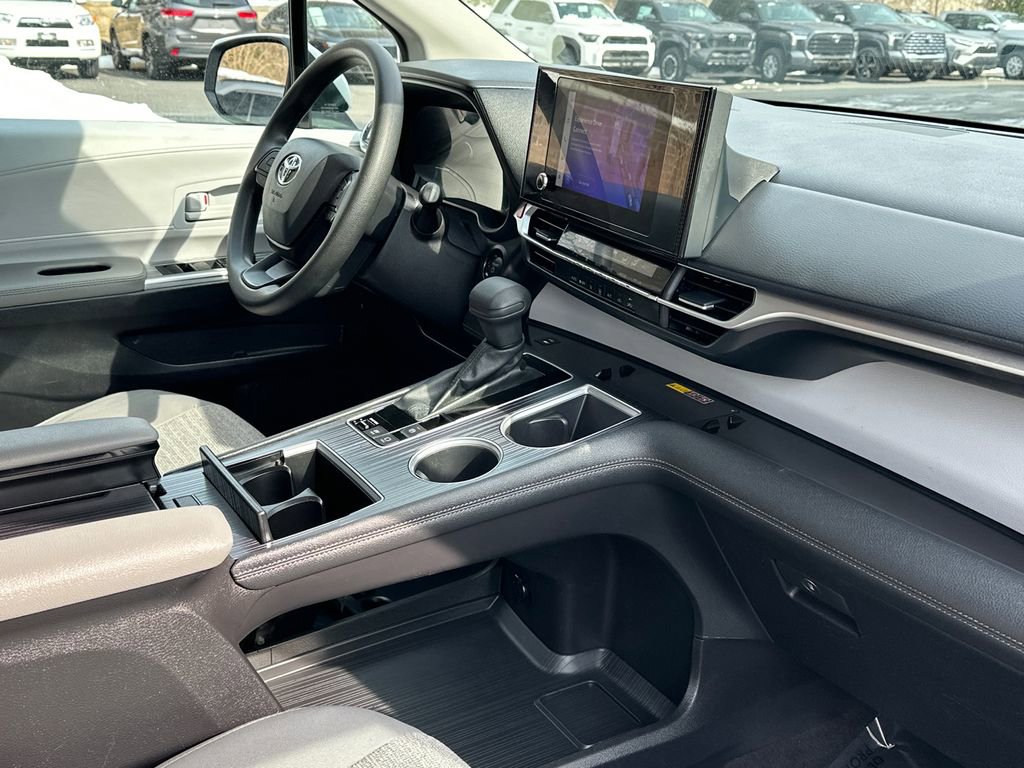 Used 2025 Toyota Sienna LE image 11