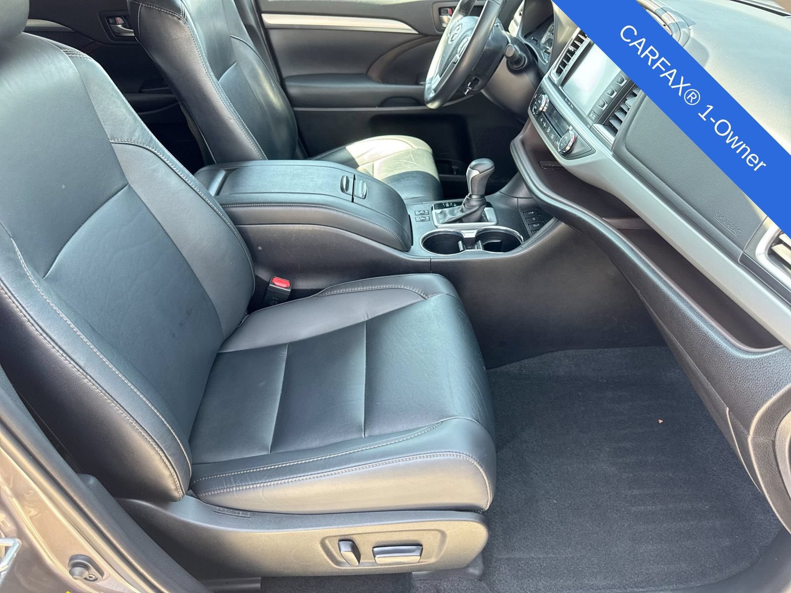 Used 2019 Toyota Highlander XLE w/ Carpet Mat Package (TMS) AWD/4WD image 24