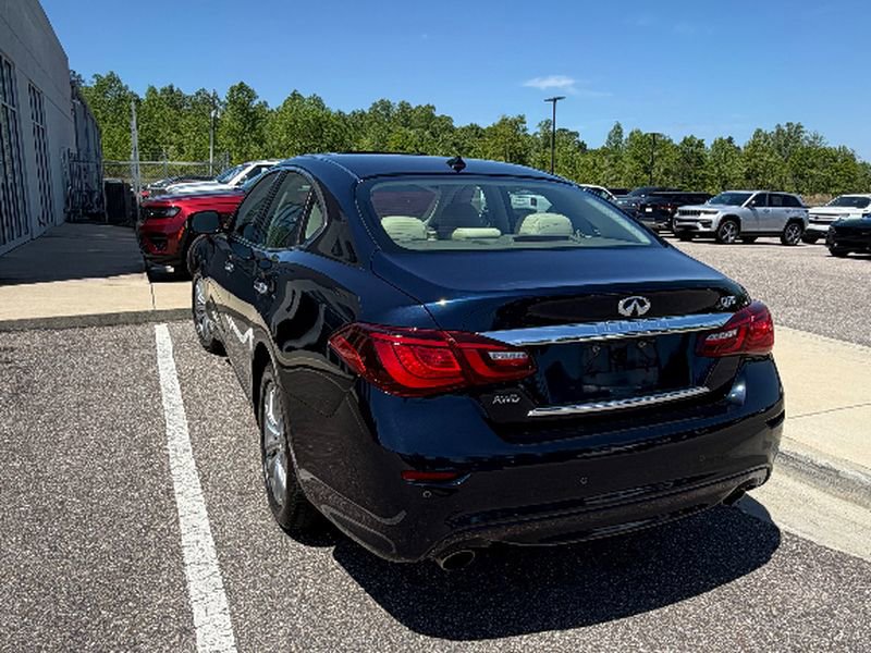 Used 2019 INFINITI Q70 Luxe image 3
