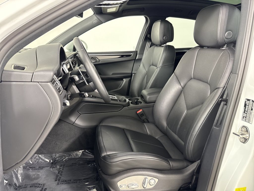 Certified 2025 Porsche Macan AWD/4WD image 5