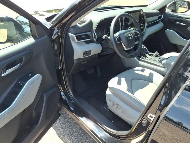 Used 2024 Toyota Highlander XLE AWD/4WD image 9