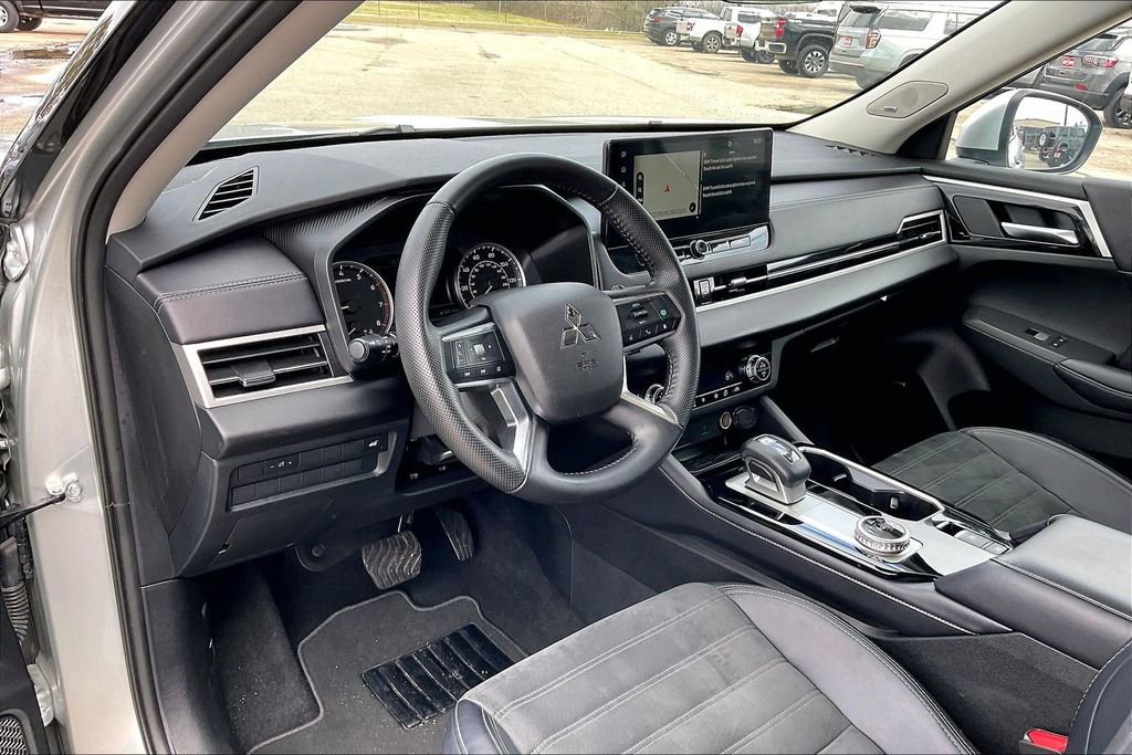 Used 2025 Mitsubishi Outlander SE FWD image 14