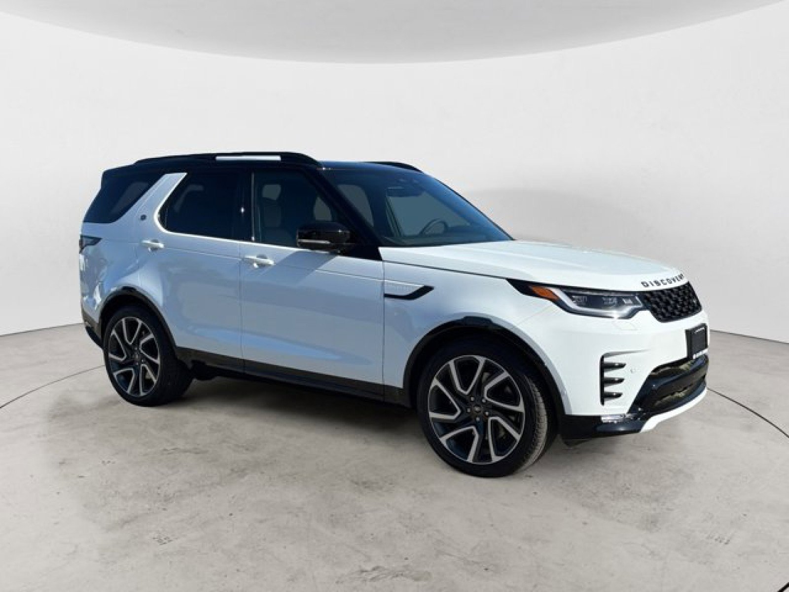 New 2025 Land Rover Discovery Dynamic SE image 2