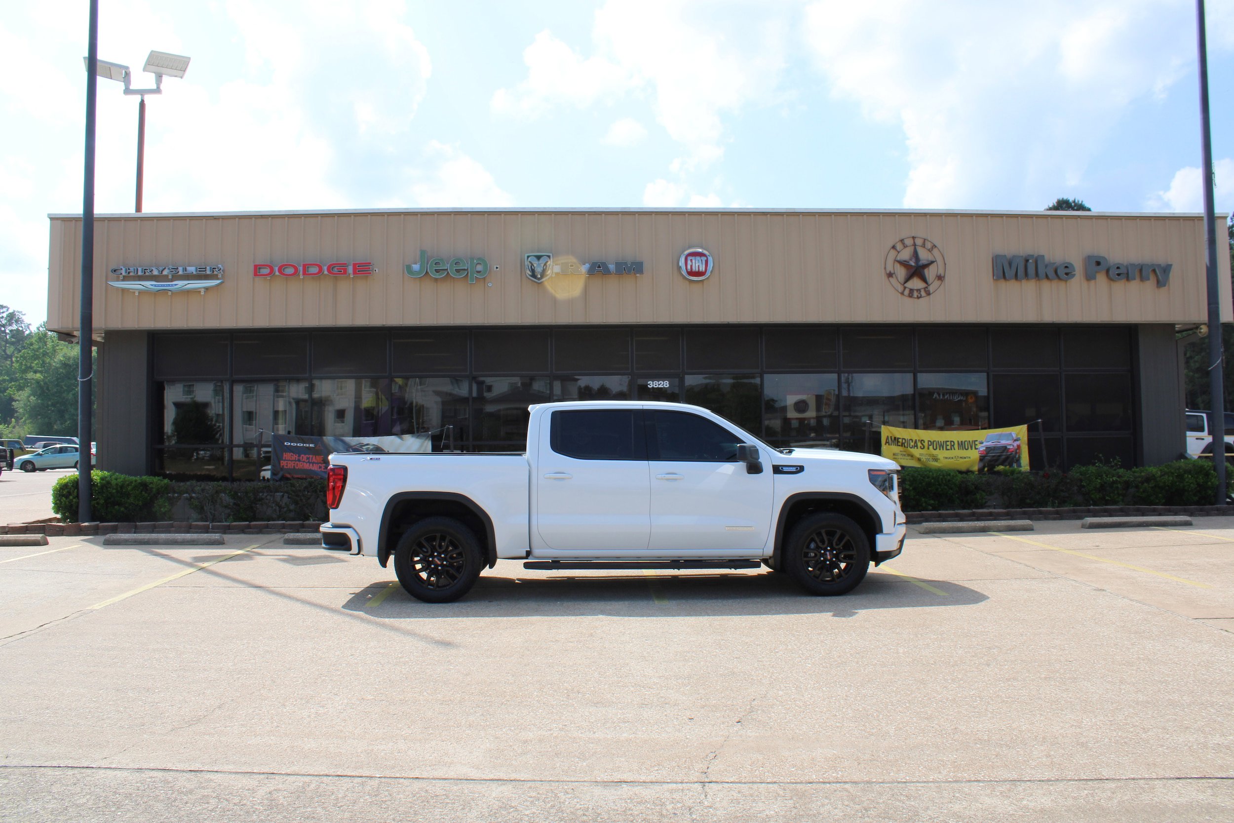 Used 2025 GMC Sierra 1500 Elevation w/ LPO, Elevation Black Package AWD/4WD image 6