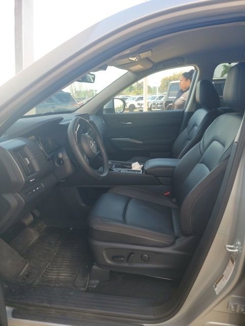 Used 2025 Nissan Pathfinder SL image 8