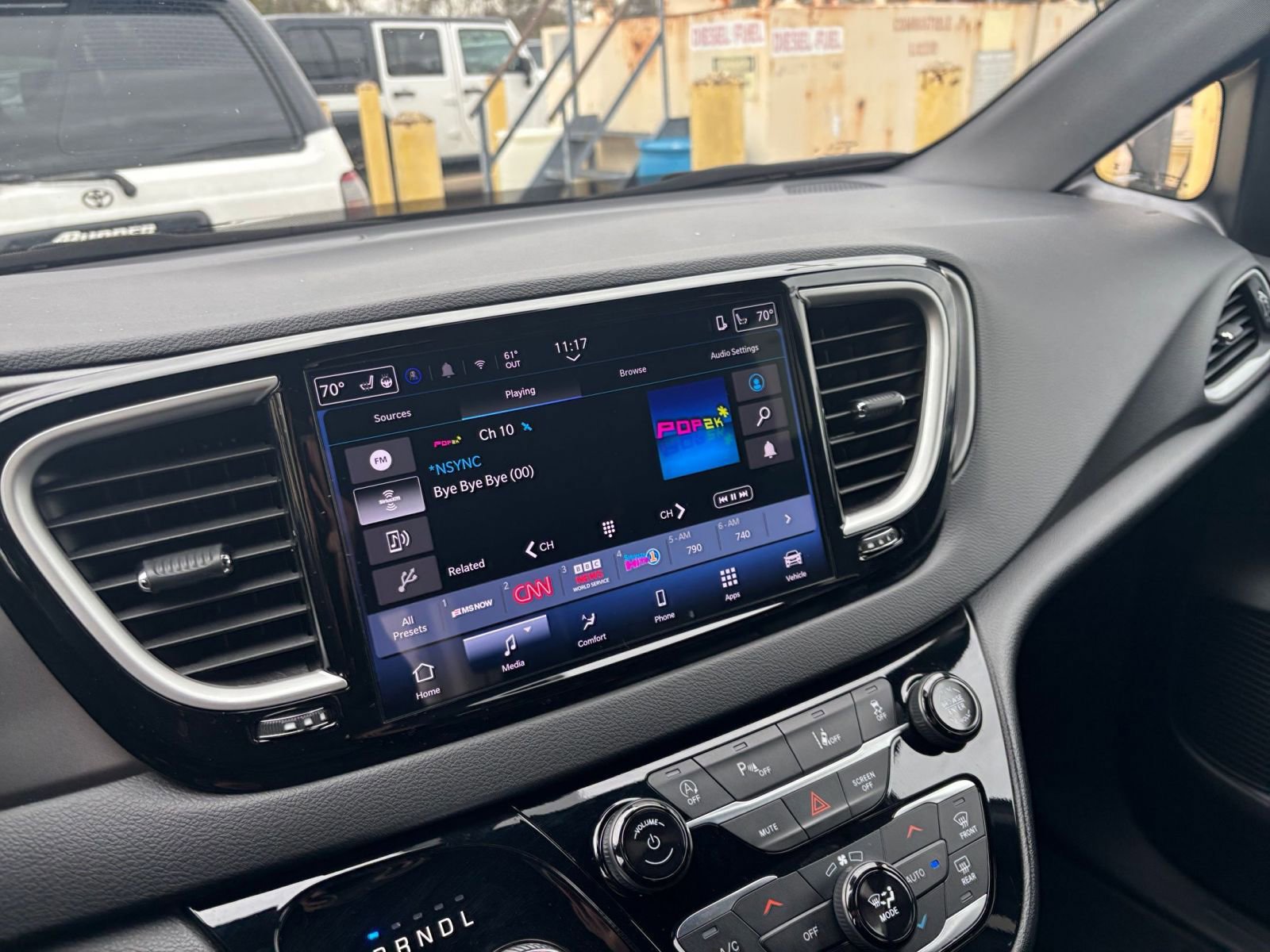 Used 2025 Chrysler Pacifica Select image 18