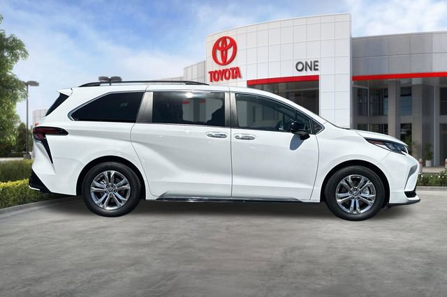 Used 2023 Toyota Sienna XSE w/ XSE Plus Package AWD/4WD image 3
