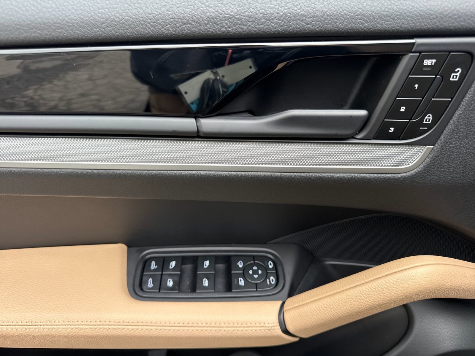 Certified 2025 Porsche Cayenne Coupe AWD/4WD image 12