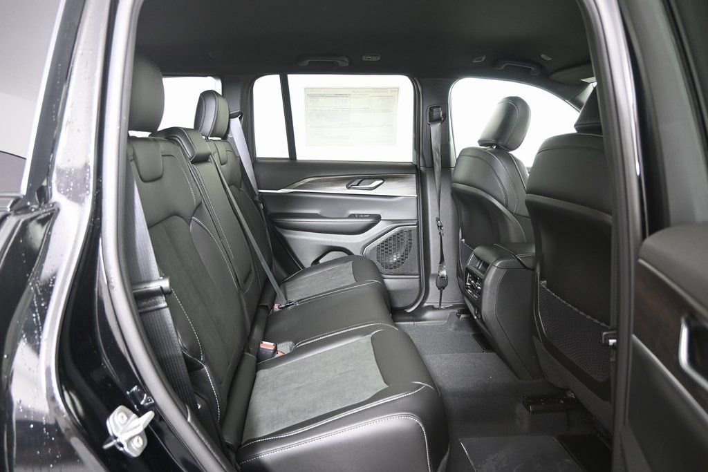 New 2026 Jeep Grand Cherokee Laredo image 15